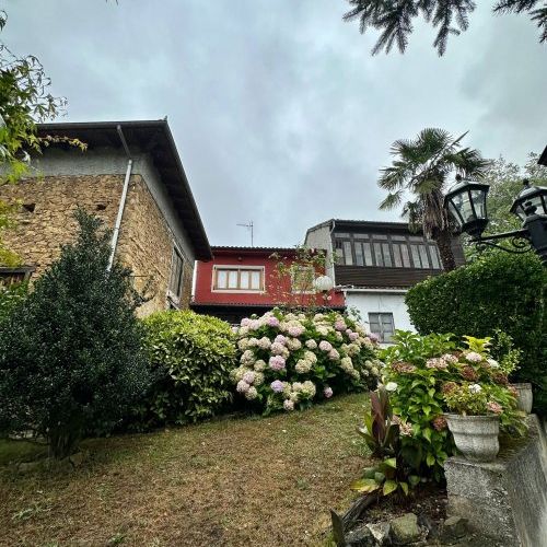 Casa con gran parcela y dos edificaciones de piedra