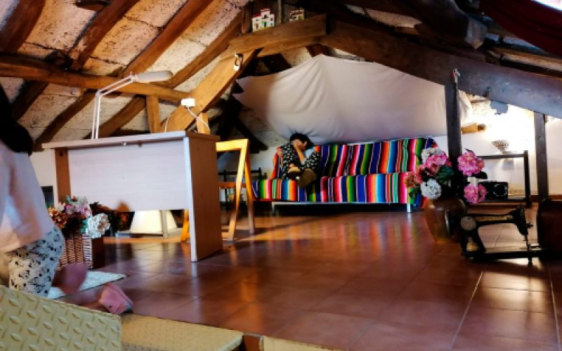 Interior de vivienda reformada con suelo de madera e imitación de ladrilo en pared Interior de vivienda reformada con suelo de madera e imitación de ladrilo en pared