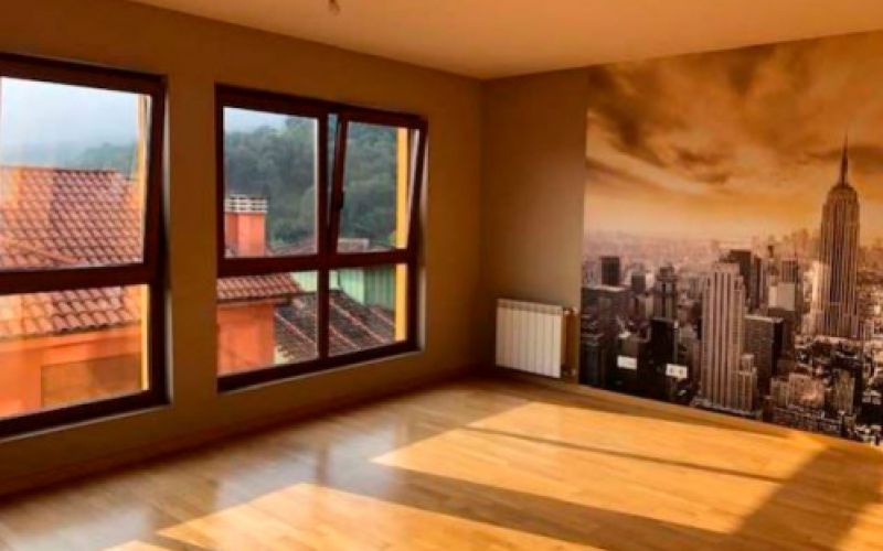 Imagen de cocina con muebles de madera en interior de vivienda Imagen de cocina con muebles de madera en interior de vivienda