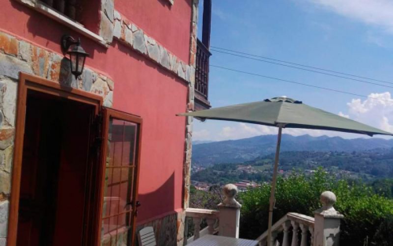 Habitación aboardillada con vigas de madera en inte rior de casa rústica Habitación aboardillada con vigas de madera en inte rior de casa rústica