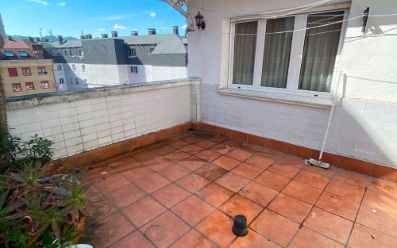 Interior de vivienda reformada con suelo de madera y mural de fotografía en pared Interior de vivienda reformada con suelo de madera y mural de fotografía en pared